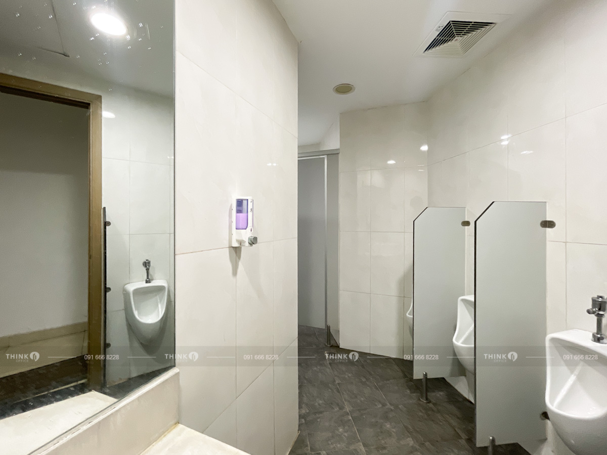 Nhà vệ sinh toà nhà Samsora Premier