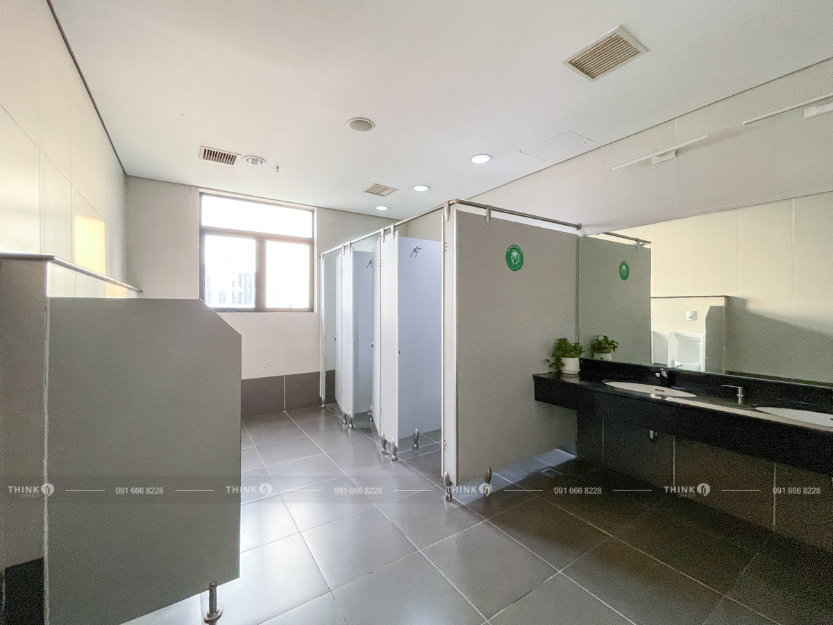 Nhà vệ sinh toà nhà Tasco Building
