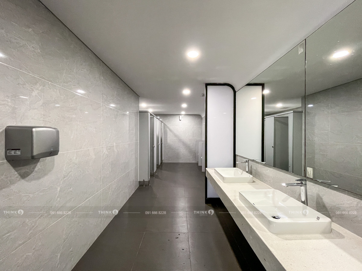 Nhà vệ sinh toà nhà The Zei Plaza