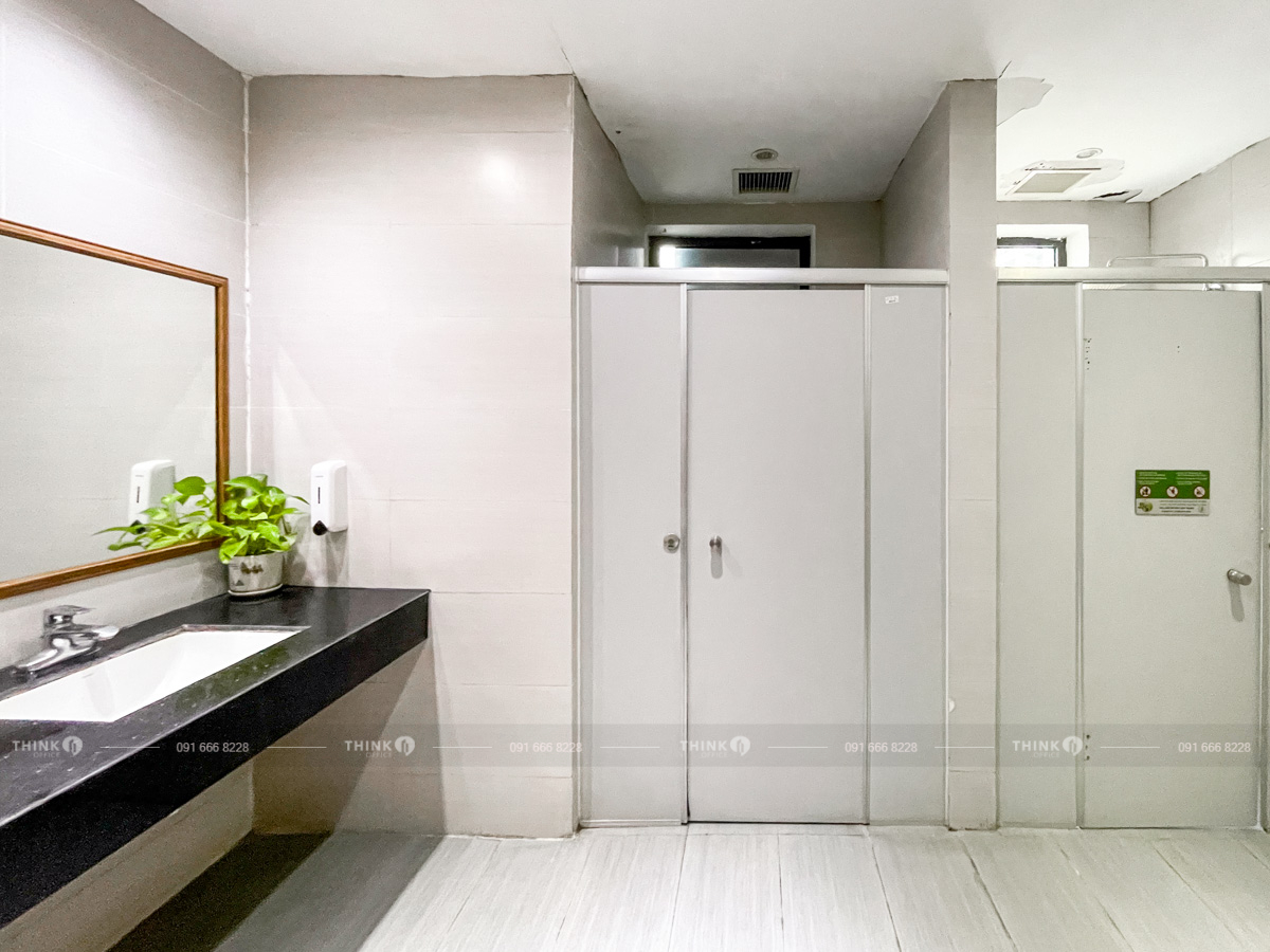 Nhà vệ sinh toà nhà Trương Định Plaza
