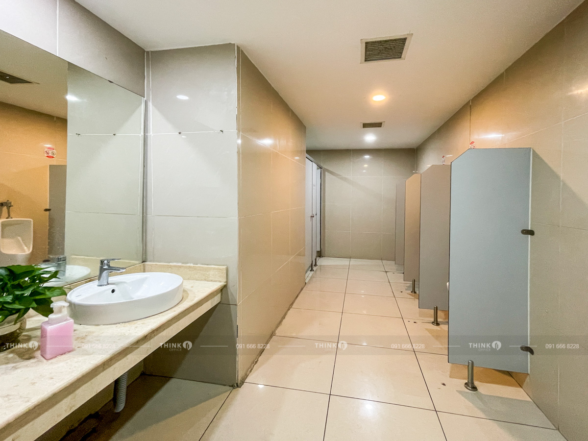 Nhà vệ sinh toà nhà Vườn Đào