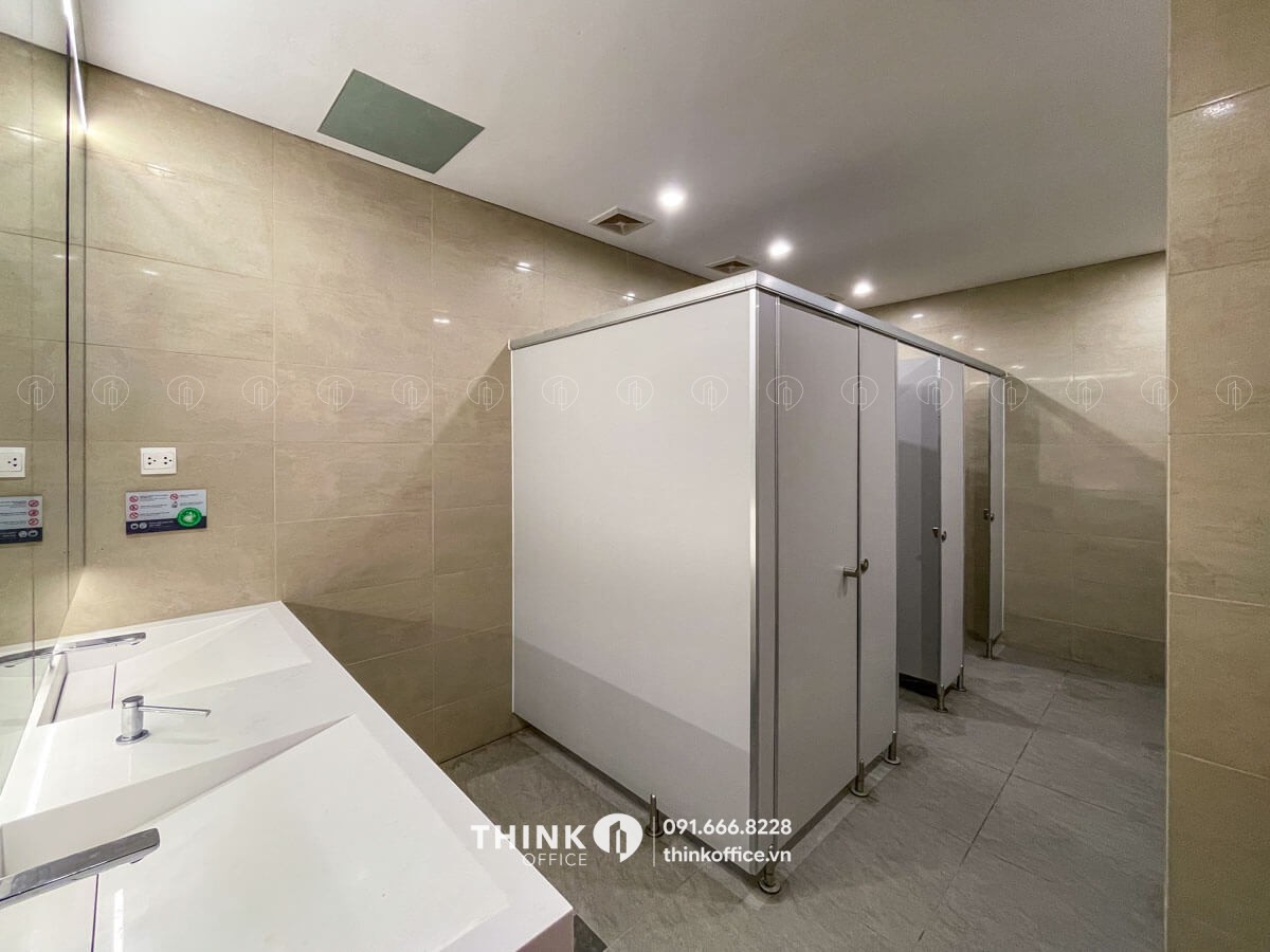 Nhà vệ sinh nam hiện tại tại khu văn phòng toà nhà Discovery Central Trần Phú