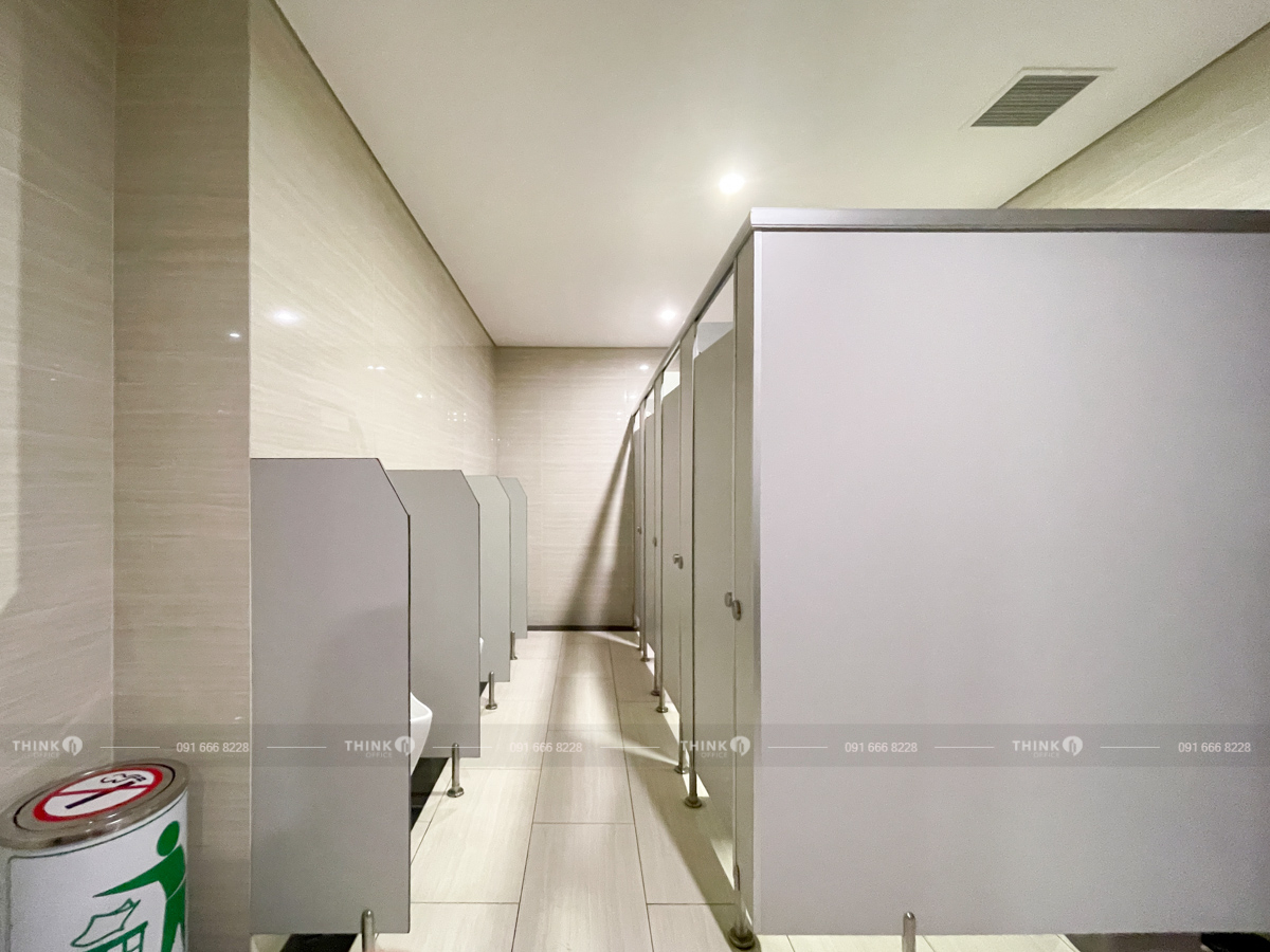 Nhà vệ sinh văn phòng toà nhà Vinhomes West Point