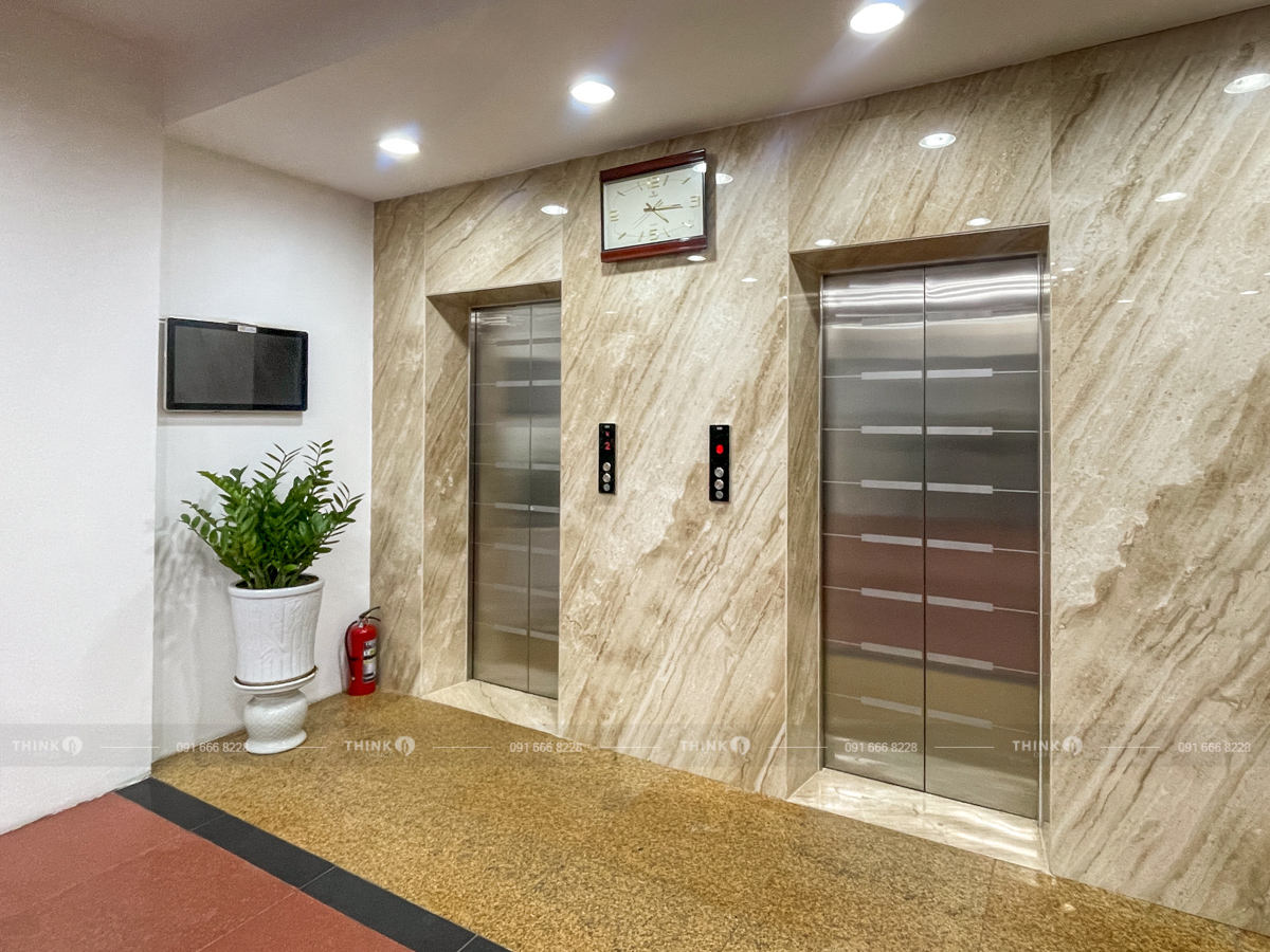 Sảnh thang máy toà nhà Báo Tiền Phong Hồ Xuân Hương