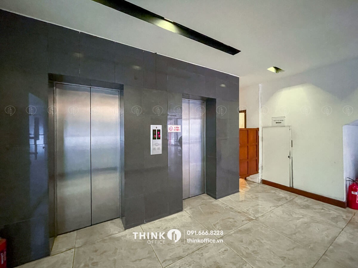 Sảnh thang máy toà nhà Vietcom Building nhìn từ mặt bên