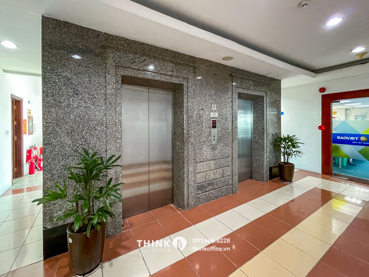 Sảnh thang máy văn phòng điển hình tầng trên toà nhà Hanco 3 Building
