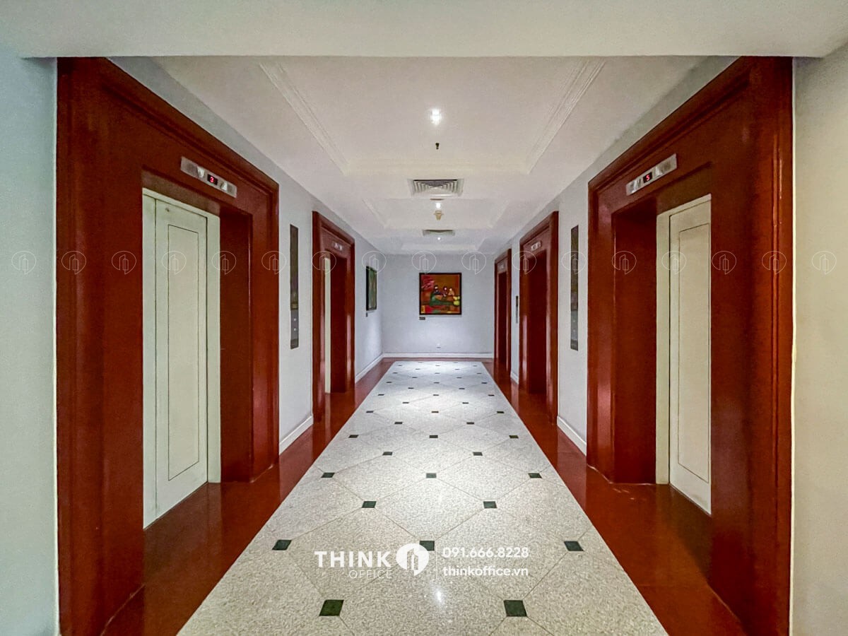 Sảnh thang máy văn phòng tại toà nhà Pan Pacific Hanoi 1 đường Thanh Niên