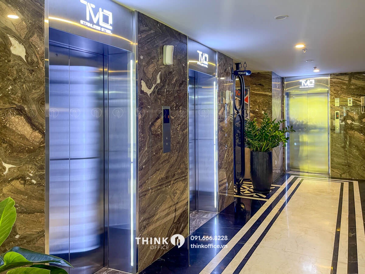 Sảnh thang máy văn phòng toà nhà TVL Building 153 Đội Cấn nhìn từ ngoài vào trong