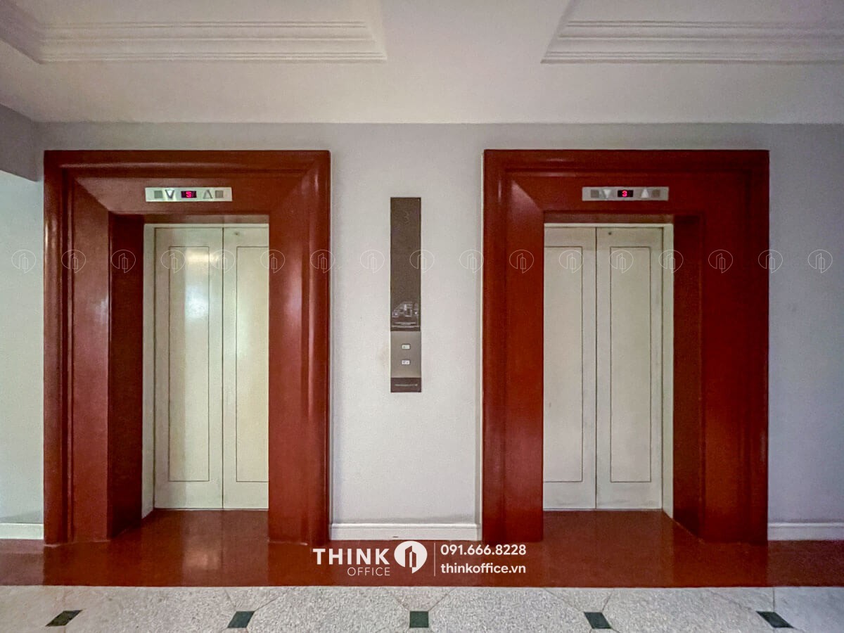 Thang máy văn phòng tại toà nhà Pan Pacific Hanoi