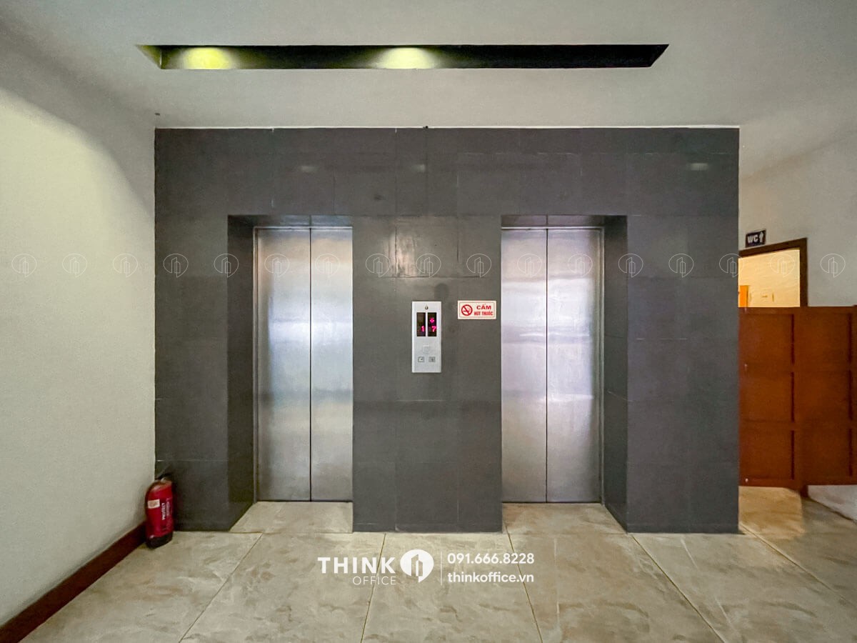Thang máy văn phòng Vietcom Building 18 Nguyễn Chí Thanh
