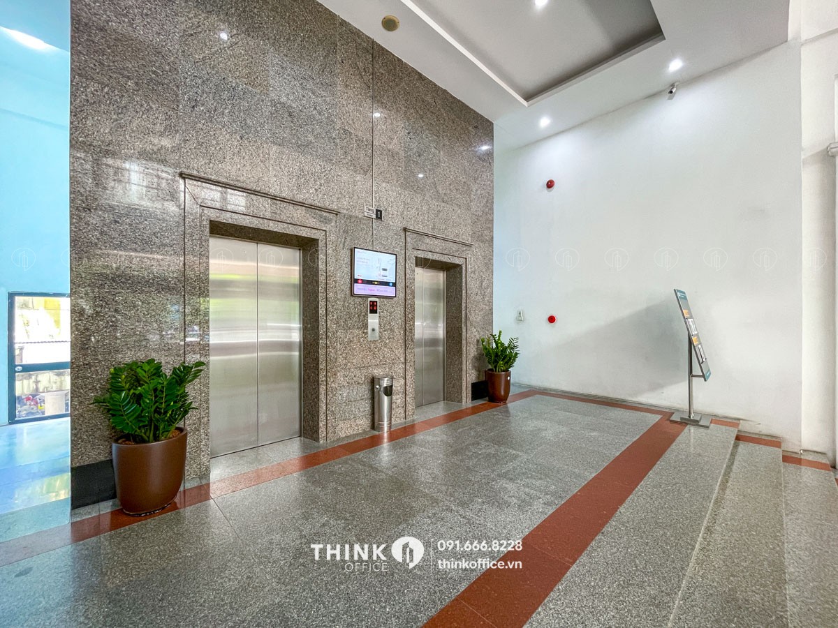 Thang máy tại sảnh chính văn phòng tại toà nhà Hanco 3 Building