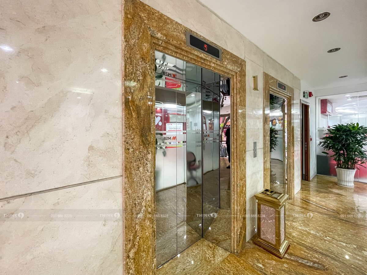 Thang máy văn phòng toà nhà Quý Hạnh Building 165 Bà Triệu
