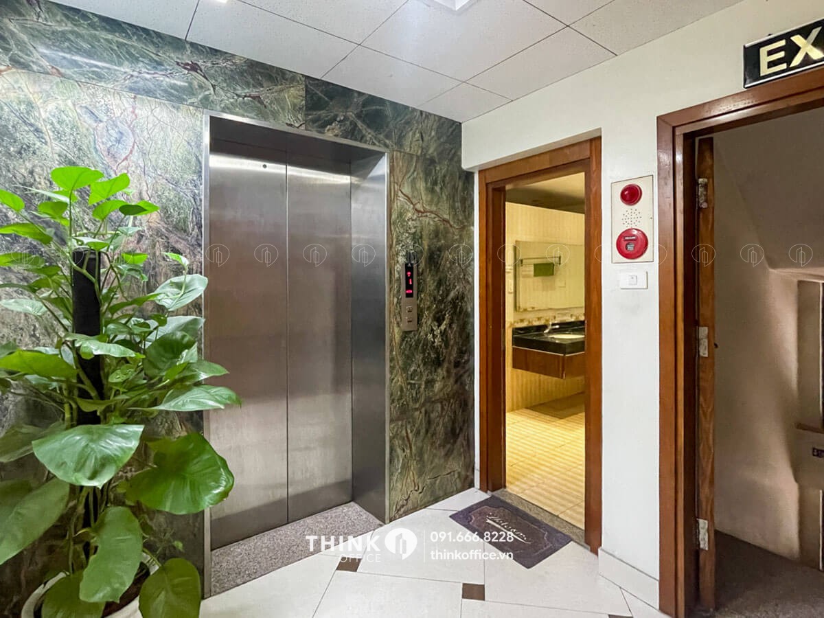 Thang máy văn phòng hiện đại chuyên nghiệp tại toà nhà Ru Bule Building 221 Đội Cấn