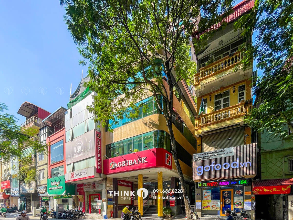 Toà nhà Ru Blue Building 223 Đội Cấn nhìn từ mặt bên đường chính