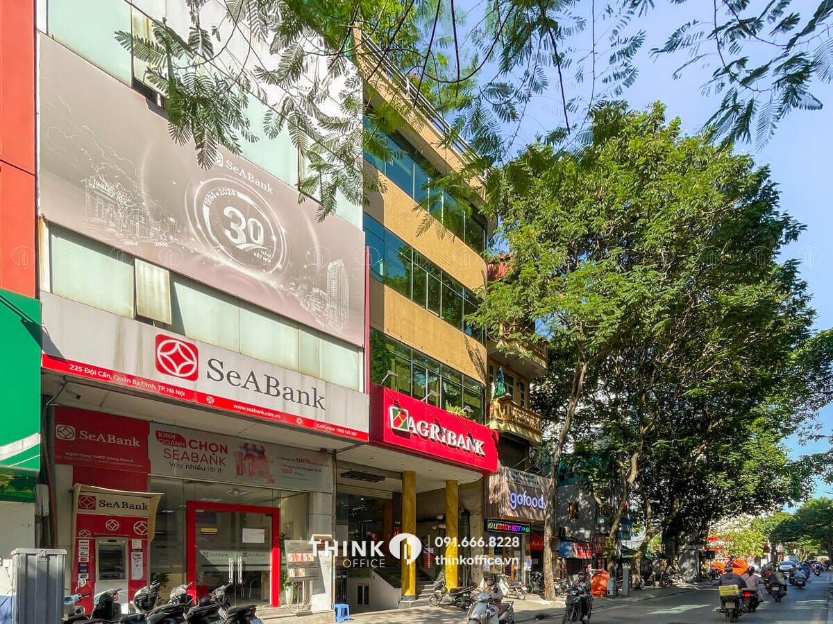 Toà nhà Ru Blue Building nhìn từ phía mặt bên đường Đội Cấn