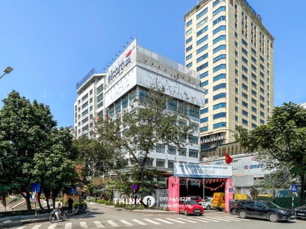 Toà nhà Vietcom Building 18 Nguyễn Chí Thanh nhìn từ mặt chính đường lớn