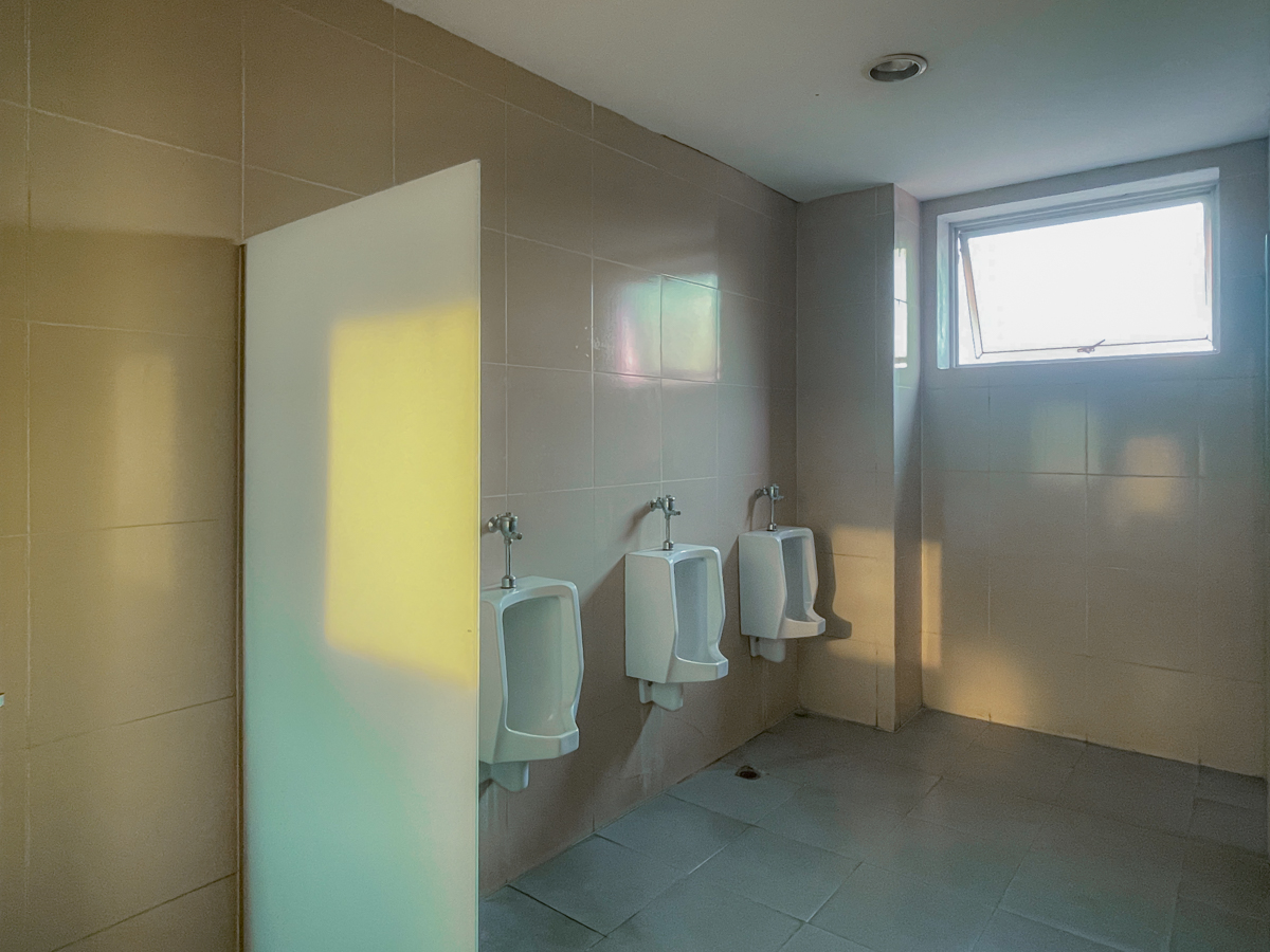 Khu vực vệ sinh toà nhà HCMCC 381 Đội Cấn
