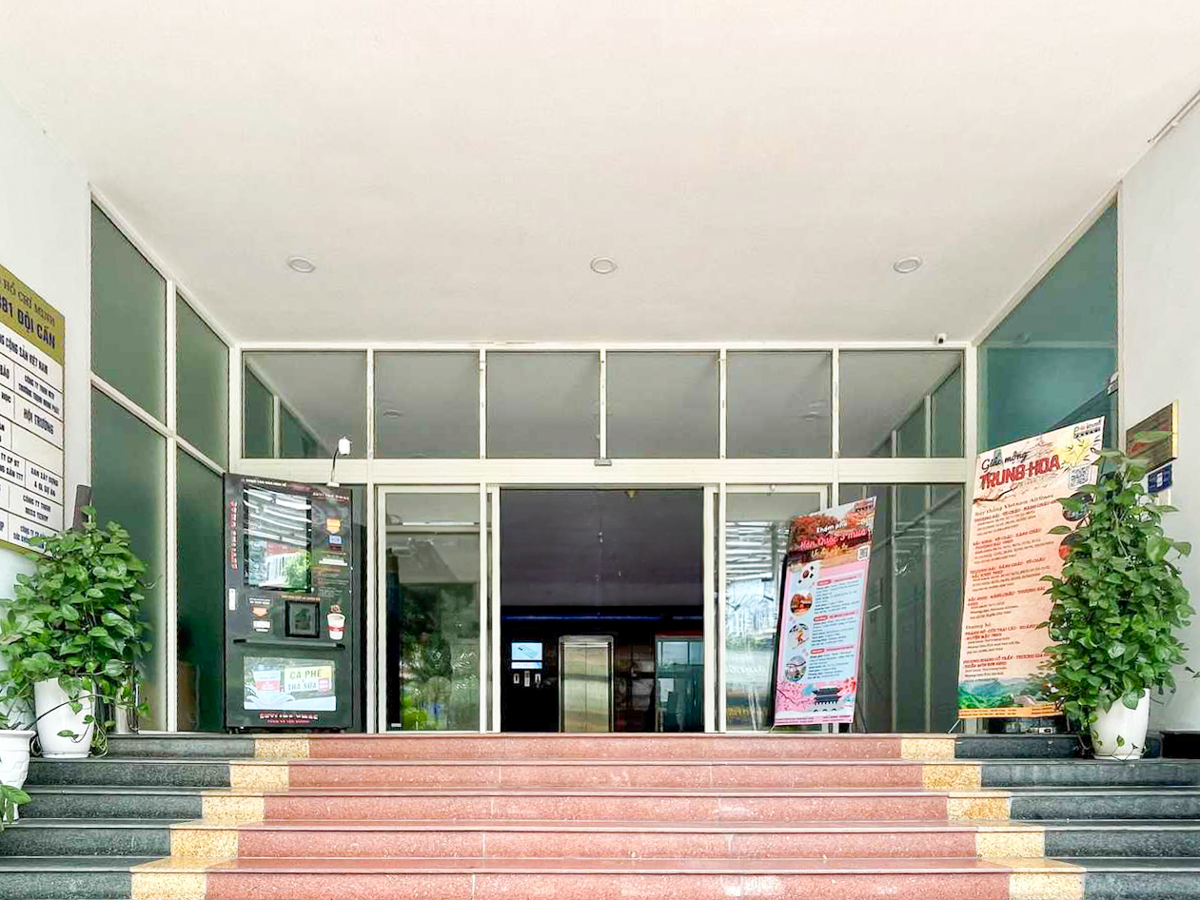 Lối lên sảnh toà nhà HCMCC Đội Cấn