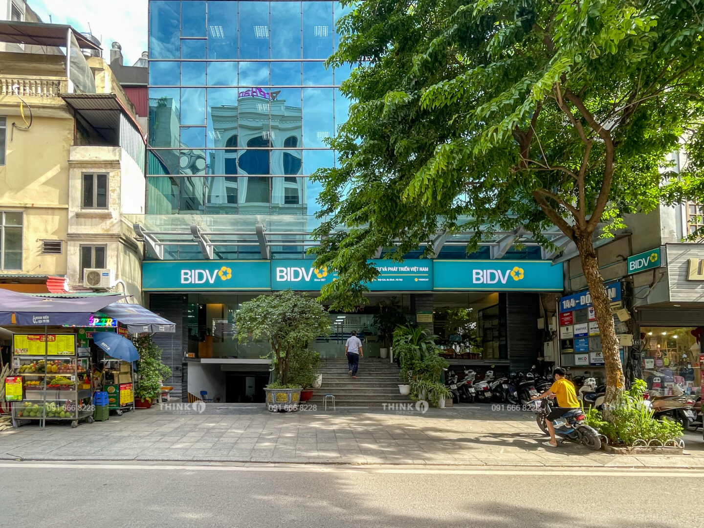 Lối vào sảnh toà nhà DC Building