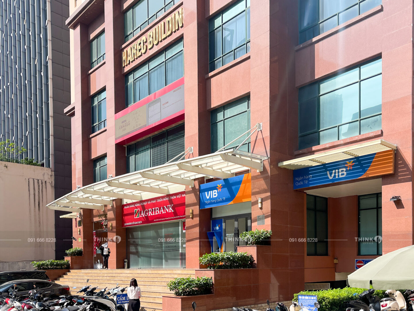 Lối vào sảnh toà nhà Harec Building
