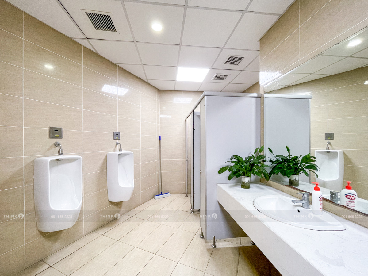 Khu vực nhà vệ sinh toà nhà Yên Hòa Park View