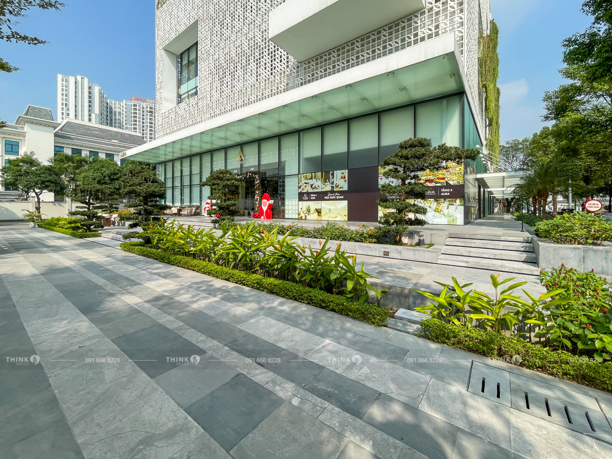 Khuôn viên ngoài toà nhà Aura