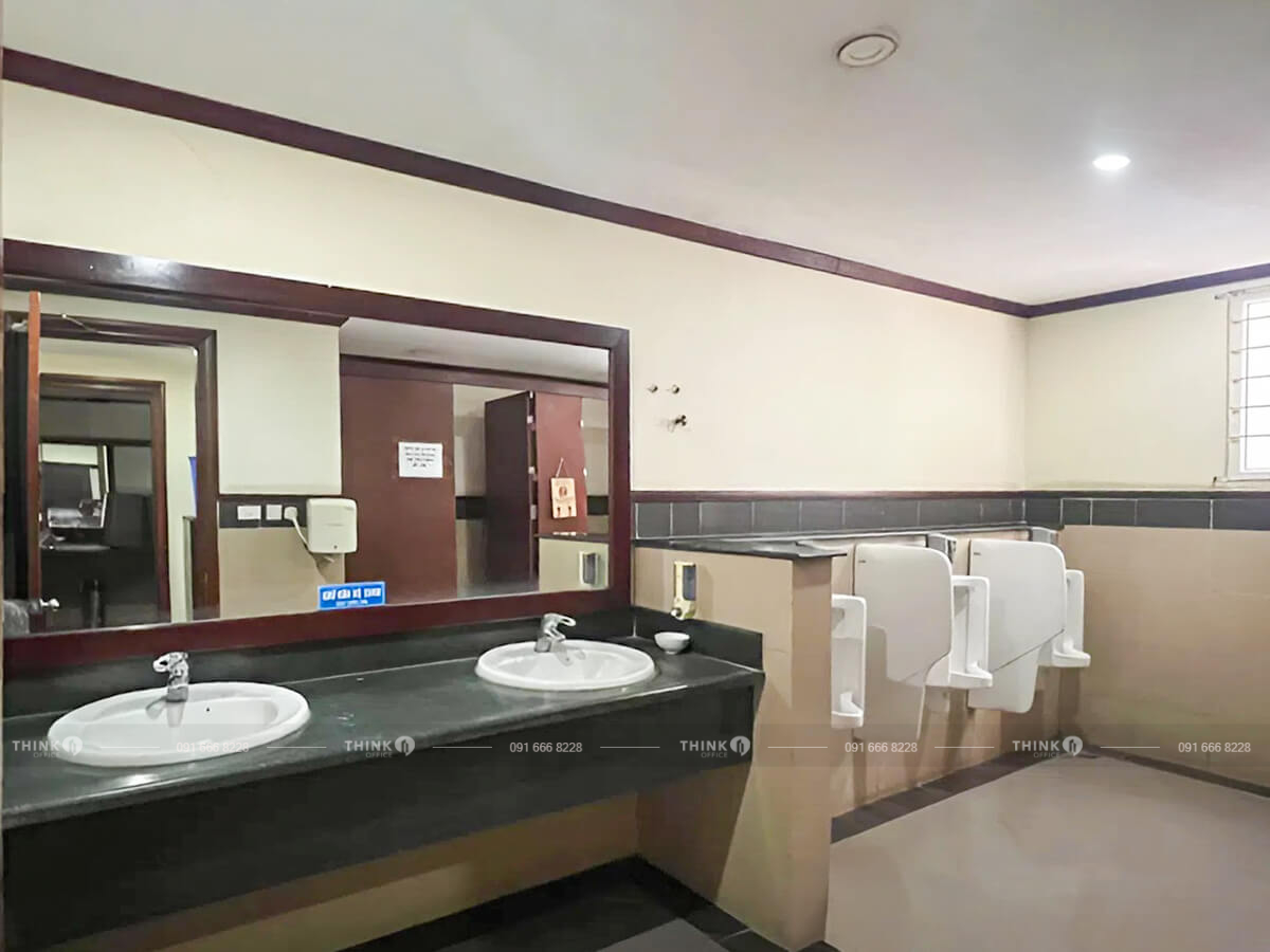 Nhà vệ sinh toà nhà Thông Tấn Xã Việt Nam