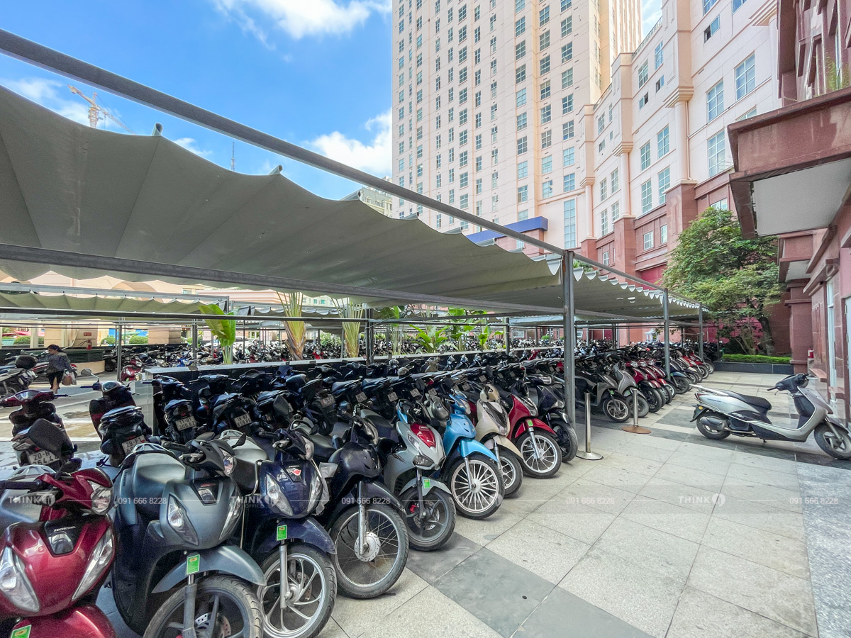 Khu vực để xe ngoài toà nhà Sông Đà