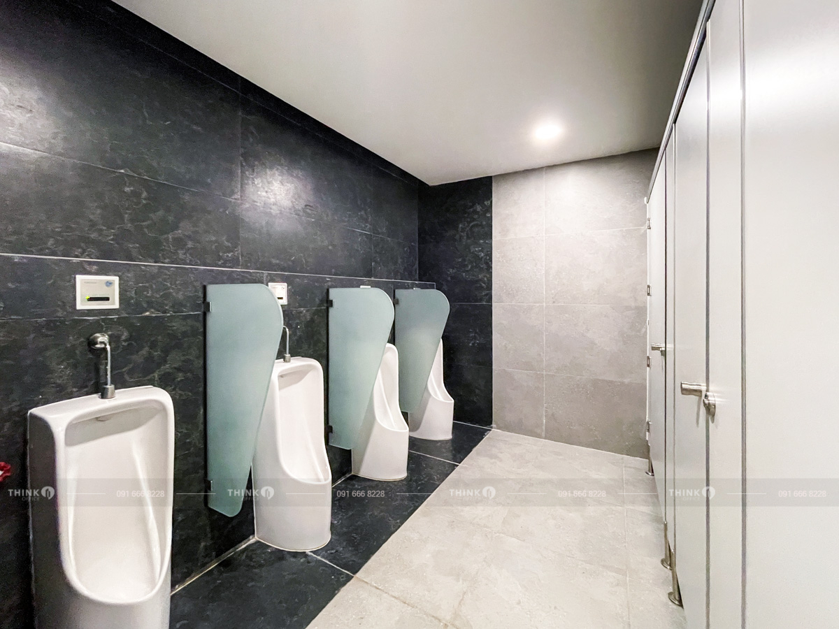Khu vực nhà vệ sinh toà nhà NHS Trung Văn