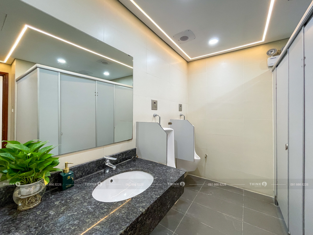 Khu vực nhà vệ sinh toà nhà TH Office Tower