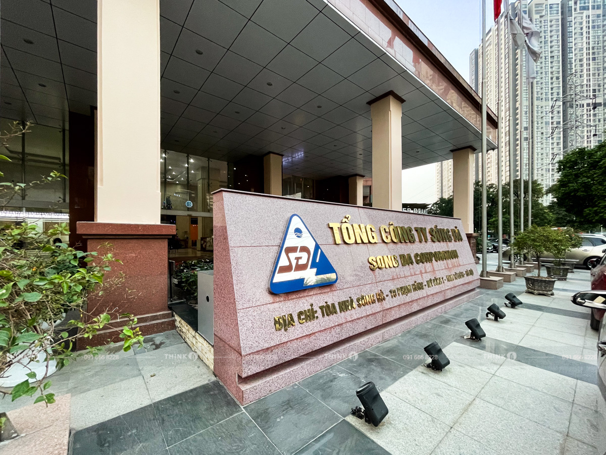 Khuôn viên ngoài toà nhà Sông Đà