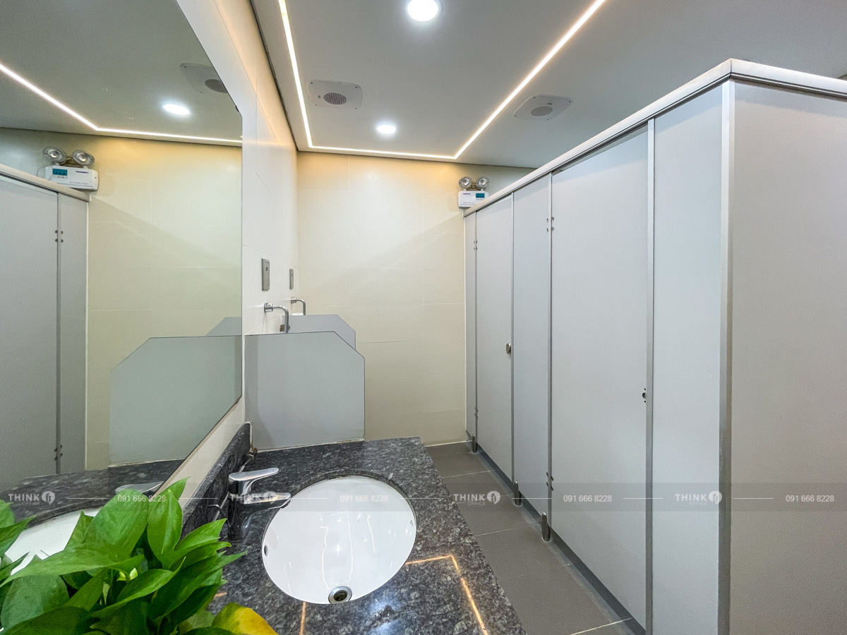 Nhà vệ sinh toà nhà TH Office Tower Duy Tân