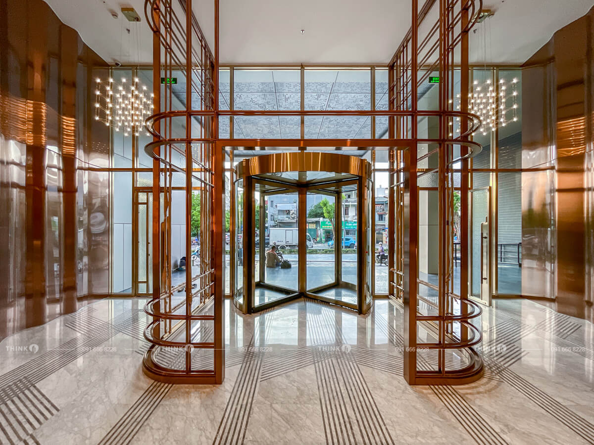 Cửa ra vào toà nhà Silk Path Building