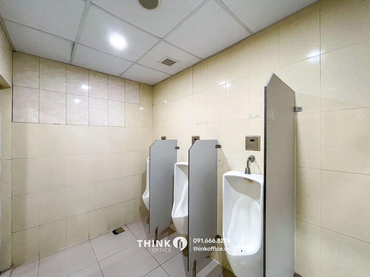 Khu vực bồn tiểu nhà vệ sinh nam toà nhà Hồng Hà Nutrition Tower Dịch Vọng Hậu