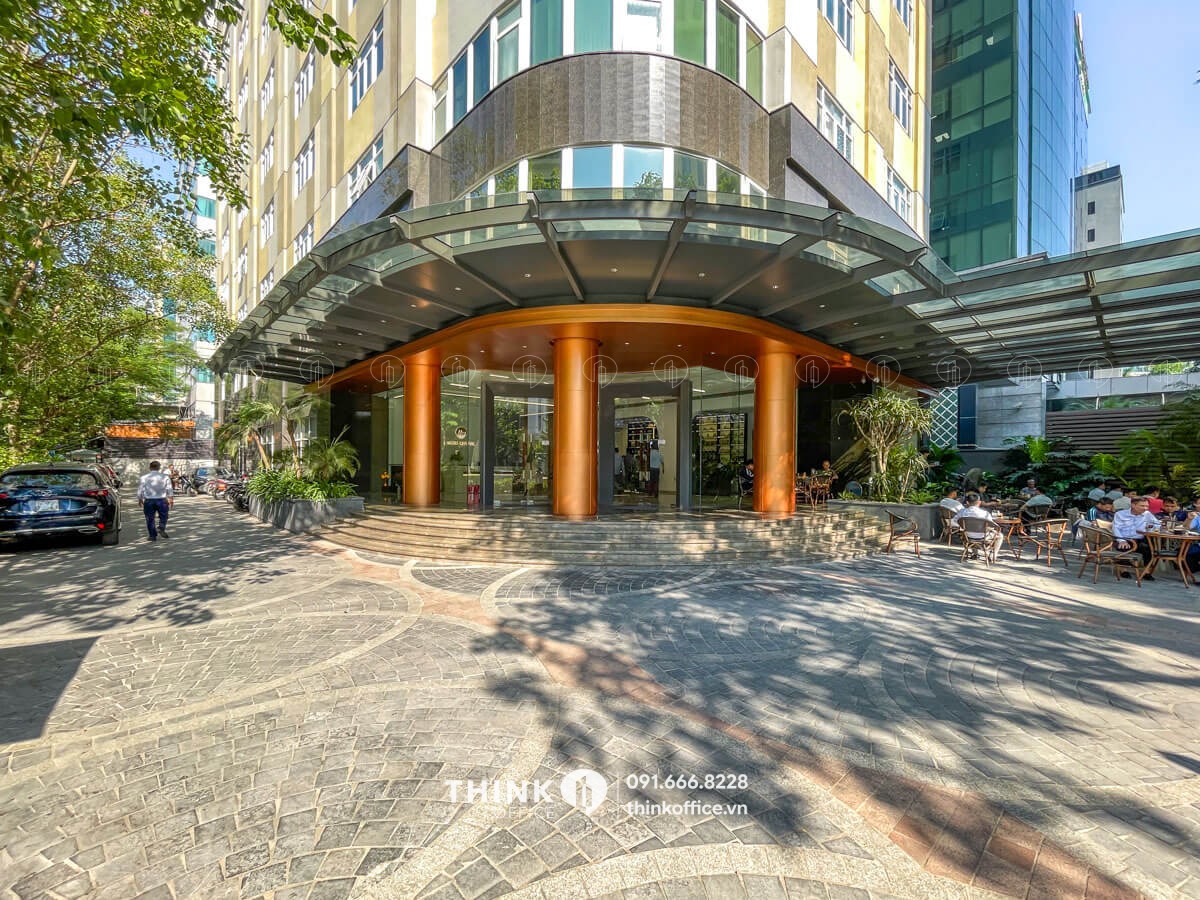 Khuôn viên rộng rãi ngoài toà nhà Hồng Hà Nutrition Tower