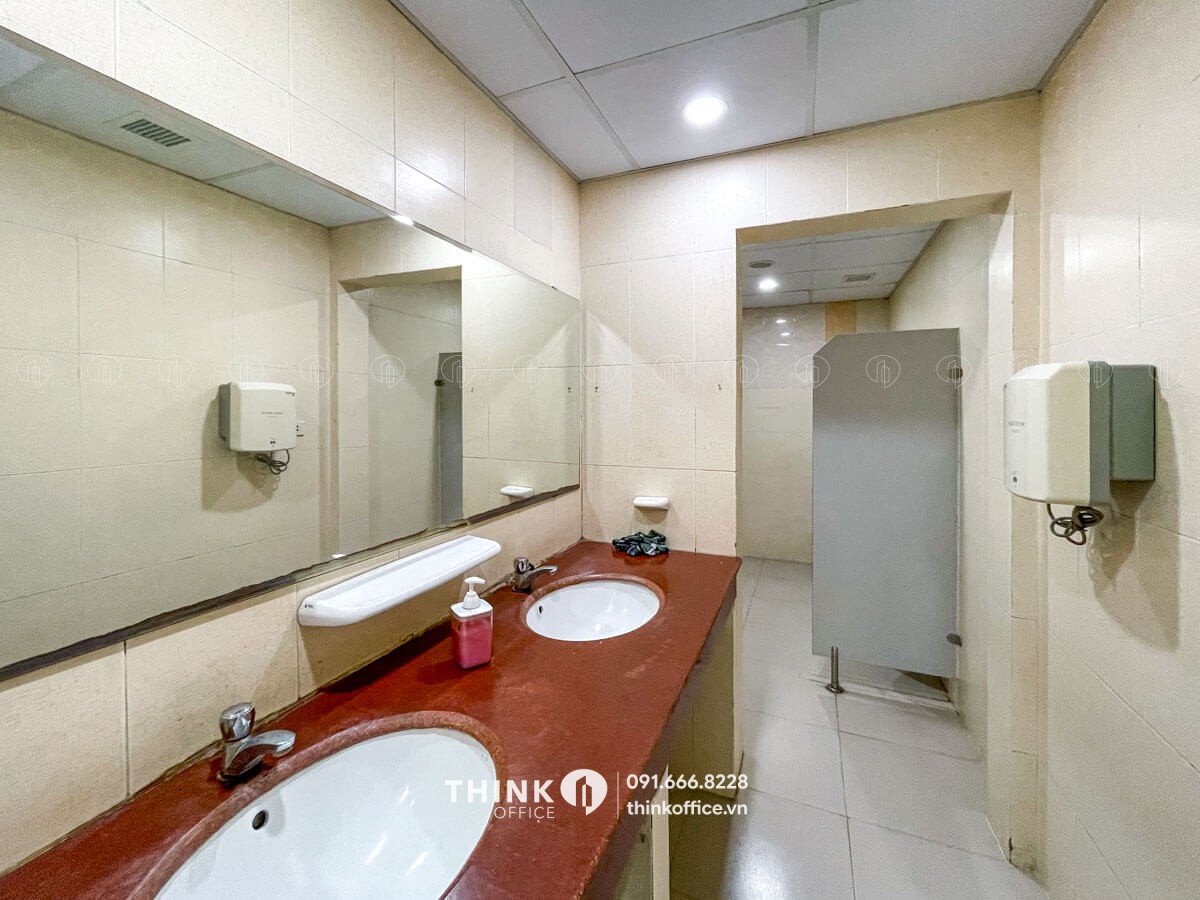 Nhà vệ sinh nam tại toà nhà Hồng Hà Nutrition Tower
