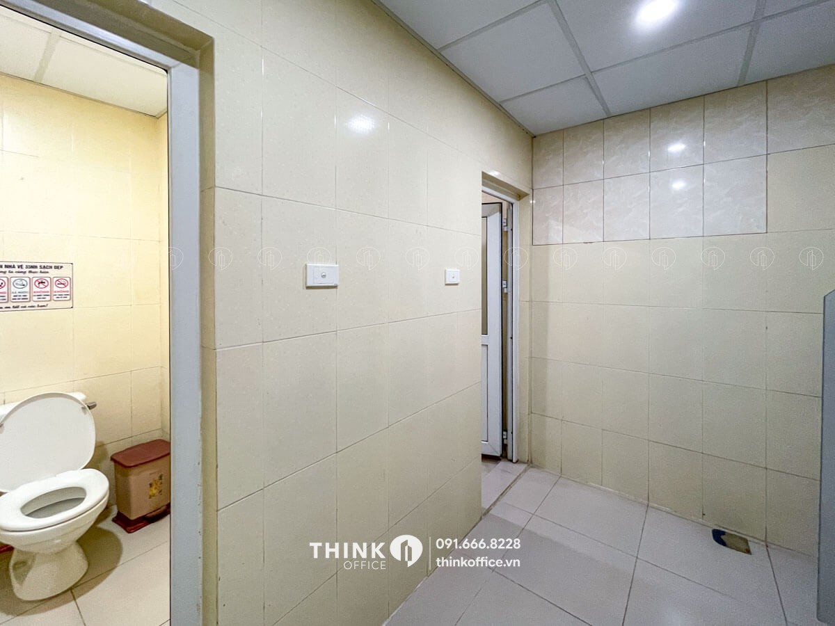 Khu vực nhà vệ sinh nam tại toà nhà Hồng Hà Nutrition Tower Dịch Vọng Hậu