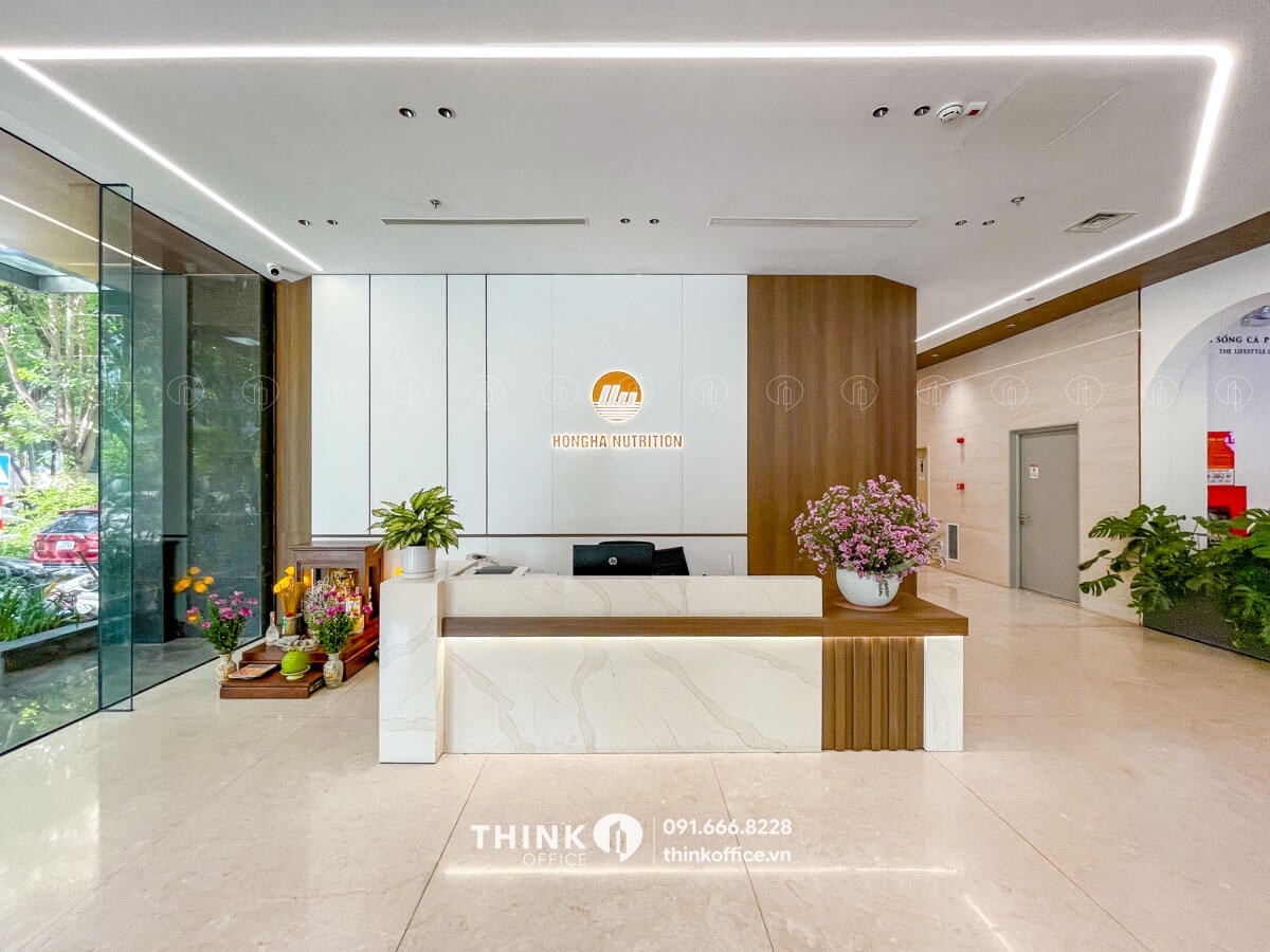 Lễ tân đón khách tại sảnh chính toà nhà Hồng Hà Nutrition Tower Dịch Vọng Hậu