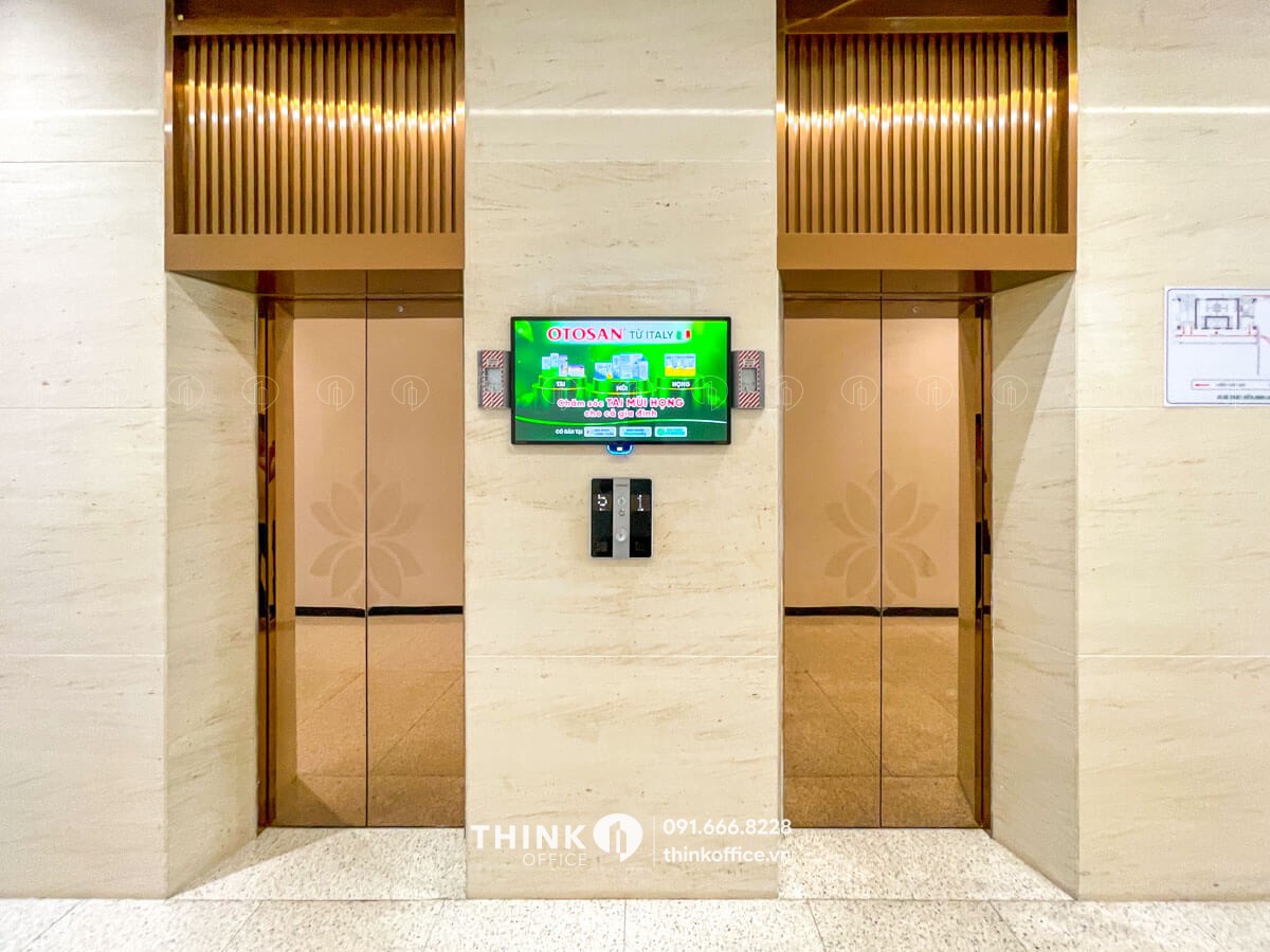 Thang máy văn phòng hiện đại tại toà nhà Hồng Hà Nutrition Tower Dịch Vọng Hậu