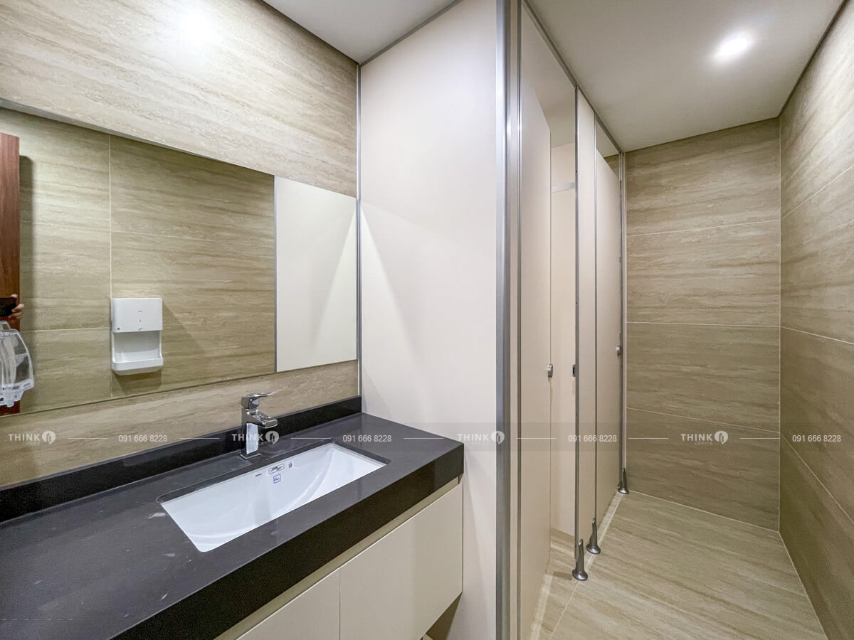 Khu vực nhà vệ sinh toà nhà 10 Nguyễn Biểu Building