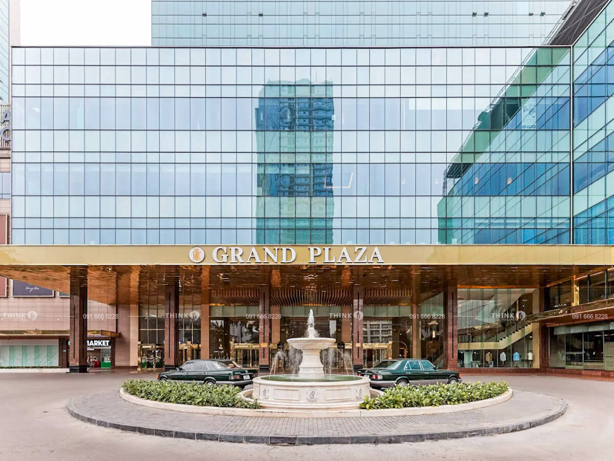 Khuôn viên ngoài toà nhà Grand Plaza