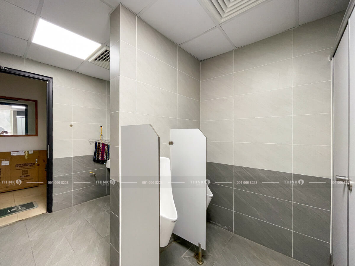 Khu vực nhà vệ sinh toà nhà 196 Thái Thịnh